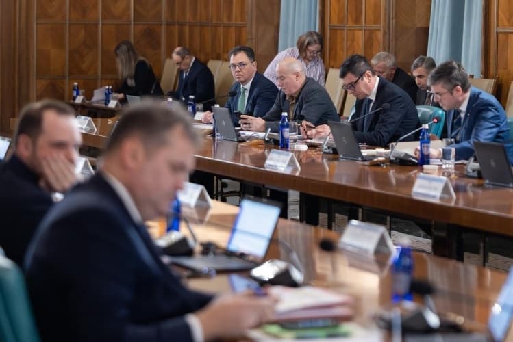 Lecție de democrație: Înalta Curte din România amenință Guvernul cu judecata