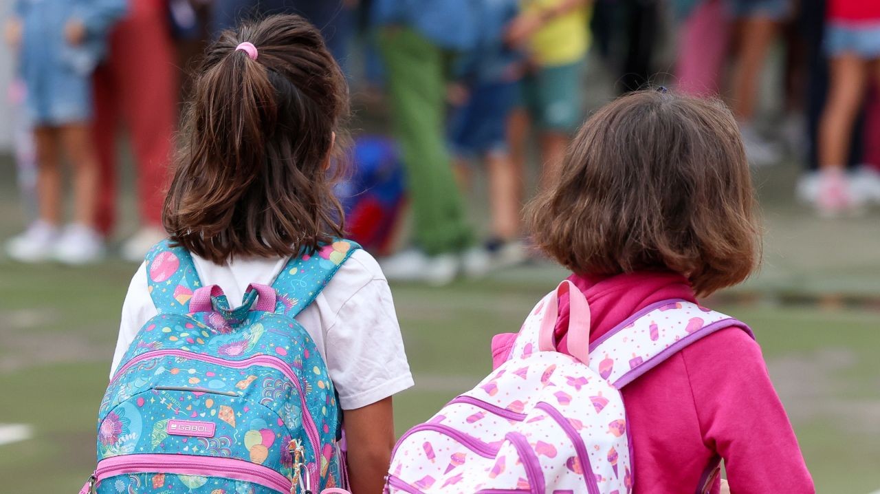 Ghiozdanul ideal: cât de greu poate fi pentru a proteja spatele copilului
