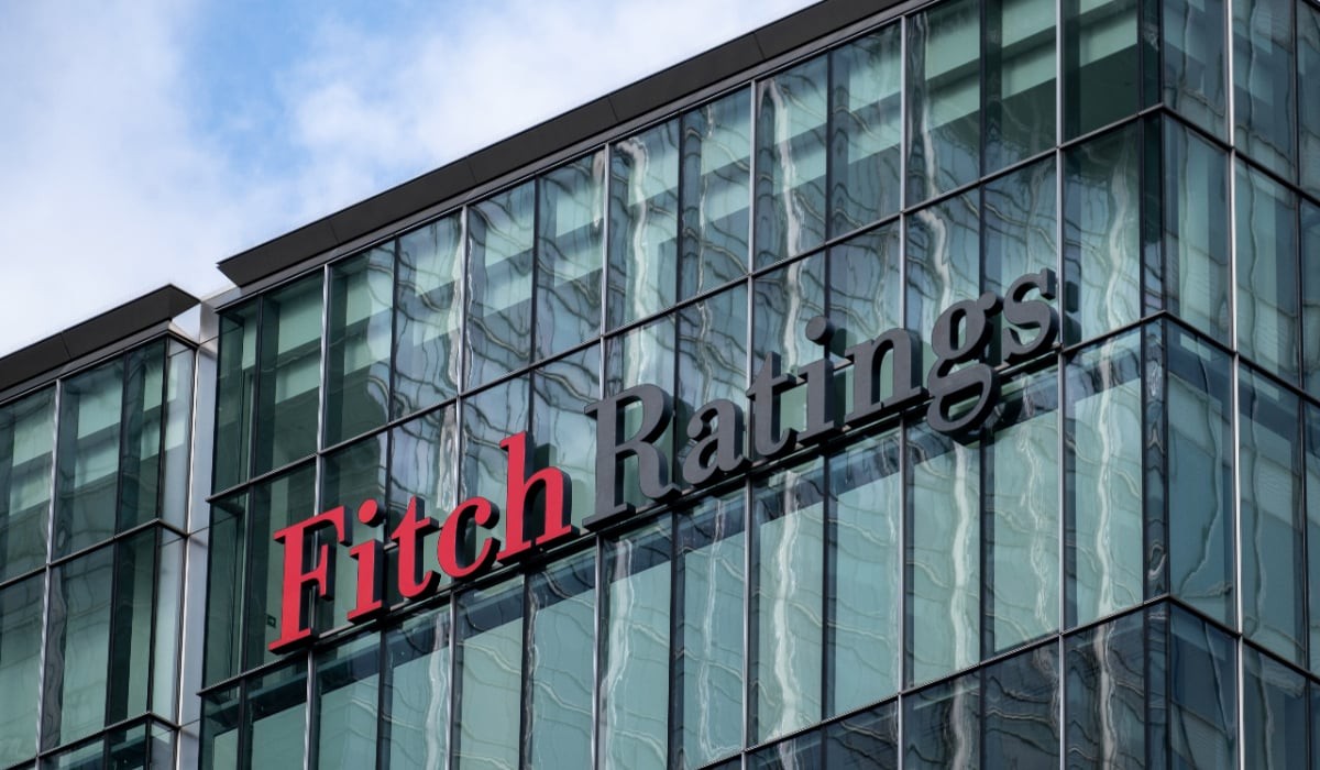 Fitch menține ratingul României la BBB-, dar semnalează riscuri majore pentru economie