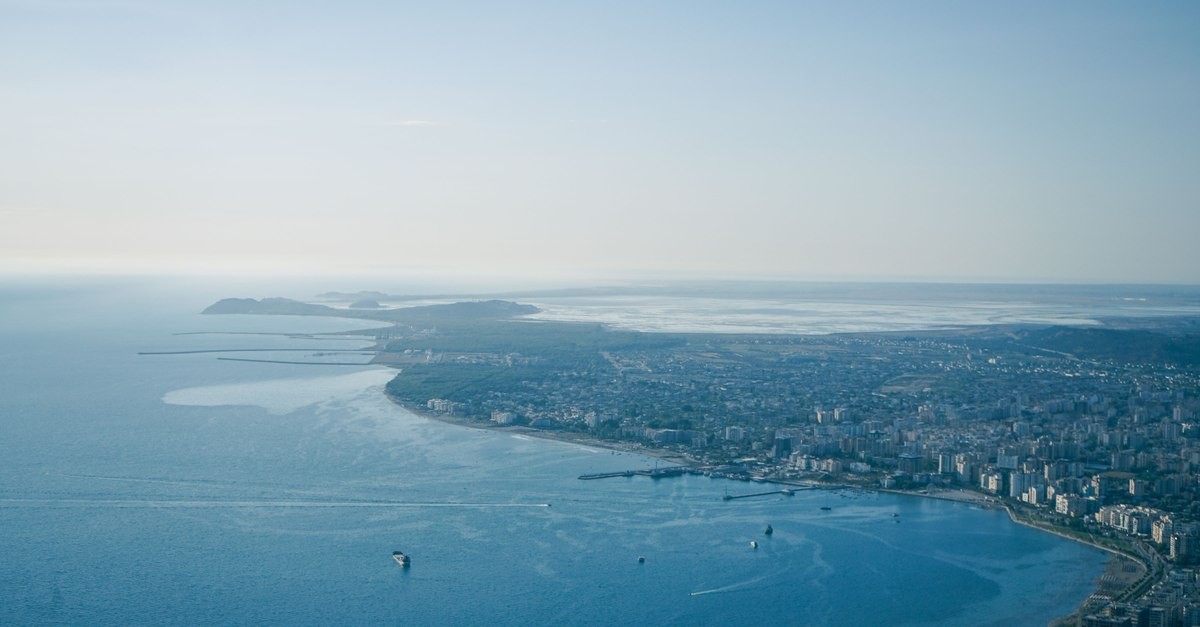 Alerta pentru turistii moldoveni. O familie de romani s-a imbolnavit dupa ce a intrat in mare in Albania
